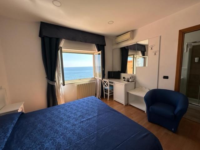Hotel L'Isola Санта-Маринелла Экстерьер фото