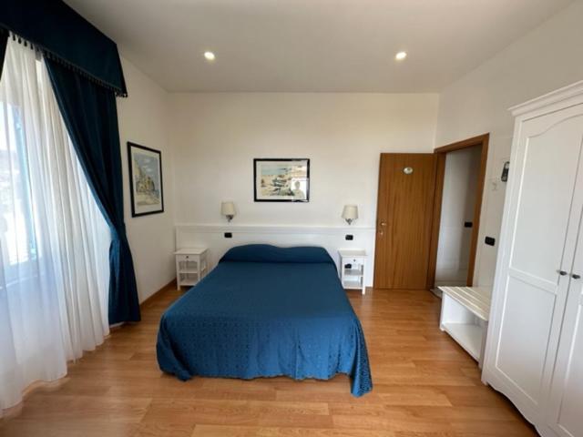 Hotel L'Isola Санта-Маринелла Экстерьер фото