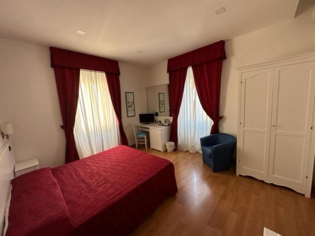 Hotel L'Isola Санта-Маринелла Экстерьер фото