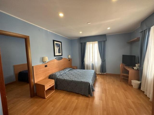 Hotel L'Isola Санта-Маринелла Экстерьер фото