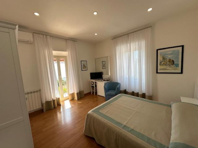 Hotel L'Isola Санта-Маринелла Экстерьер фото